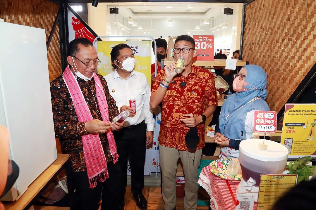 Platform LinkUMKM dari BRI membantu UMKM naik kelas melalui fitur inovatif. Temukan kisah sukses pengusaha minuman yang meraih omzet jutaan rupiah.